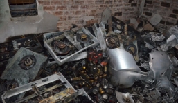 Đốt nhang trên bàn thờ, xưởng gas cháy rụi